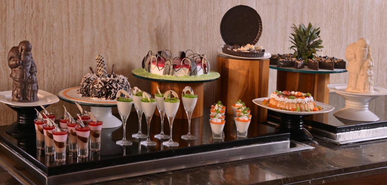 홀리데이 인 찬디가르 판치쿨라 호텔 판체쿠라 외부 사진 A dessert buffet