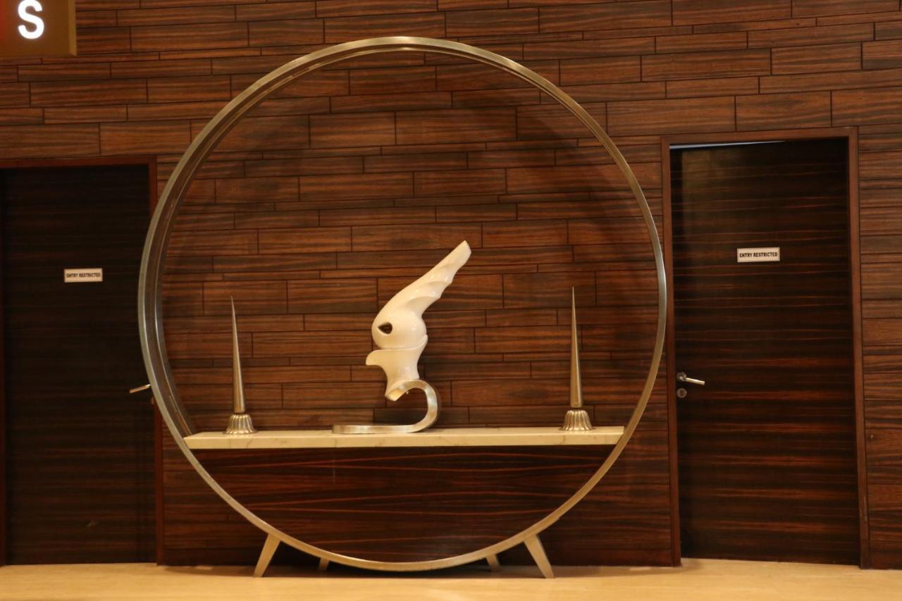 홀리데이 인 찬디가르 판치쿨라 호텔 판체쿠라 외부 사진 The sculpture of the hotel's logo