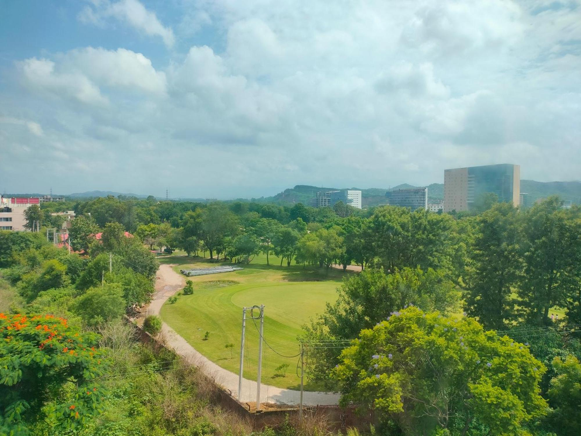 홀리데이 인 찬디가르 판치쿨라 호텔 판체쿠라 외부 사진 View of the campus