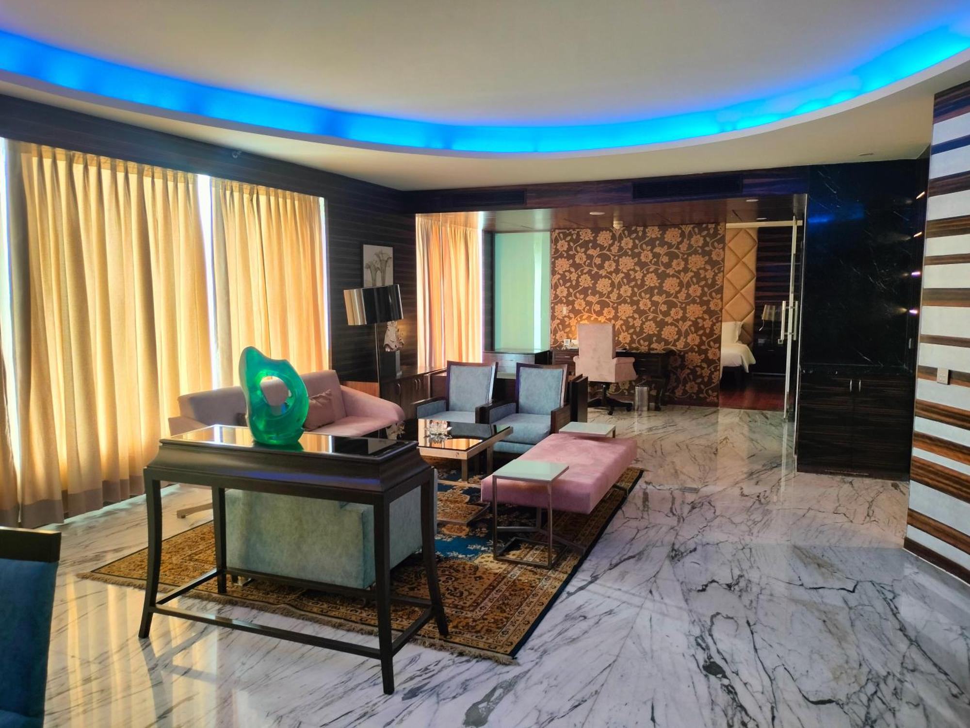 홀리데이 인 찬디가르 판치쿨라 호텔 판체쿠라 외부 사진 A living room in a luxury apartment