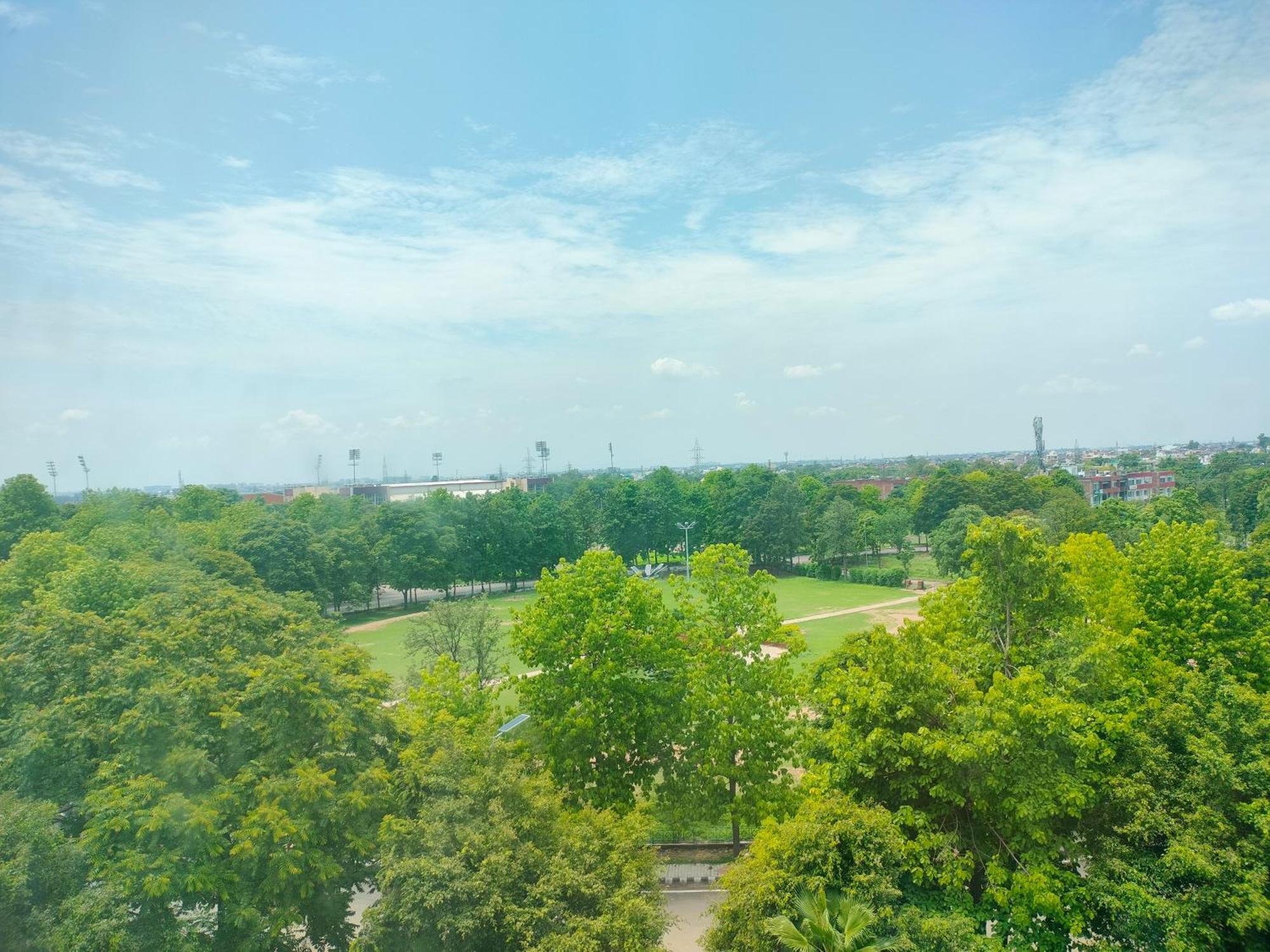 홀리데이 인 찬디가르 판치쿨라 호텔 판체쿠라 외부 사진 View of the park from the observation tower