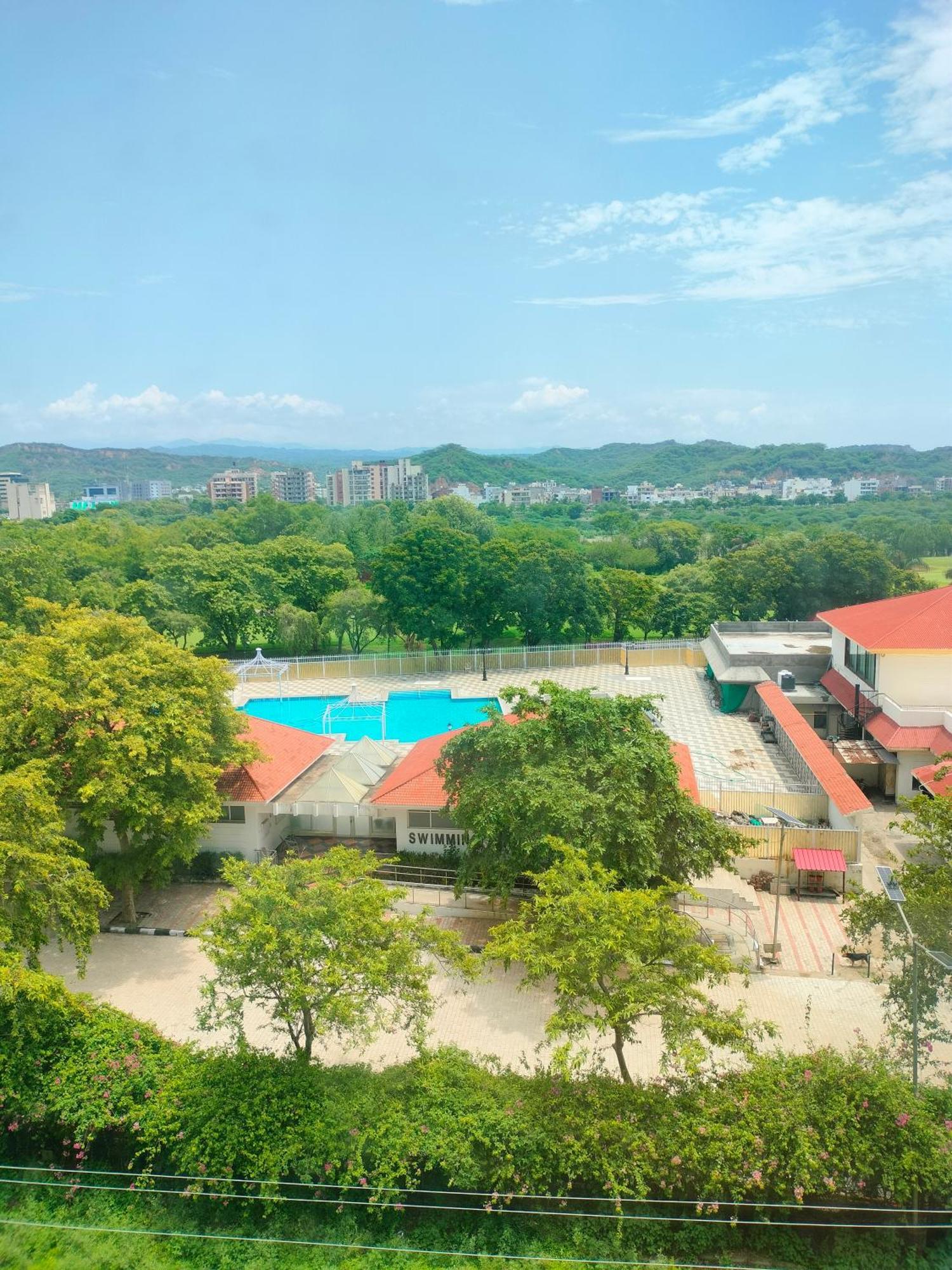 홀리데이 인 찬디가르 판치쿨라 호텔 판체쿠라 외부 사진 Swimming pool