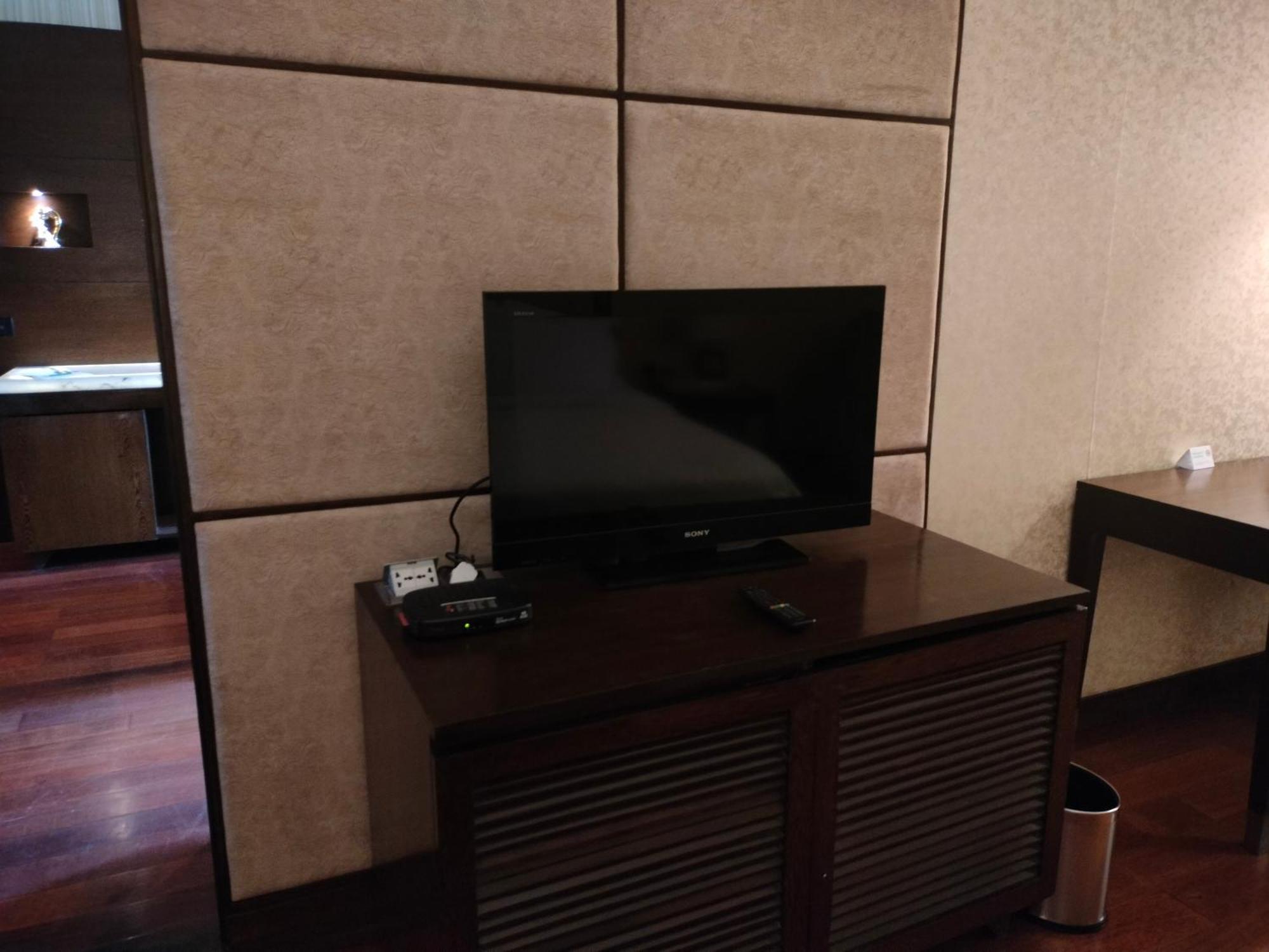 홀리데이 인 찬디가르 판치쿨라 호텔 판체쿠라 외부 사진 A television in a hotel room