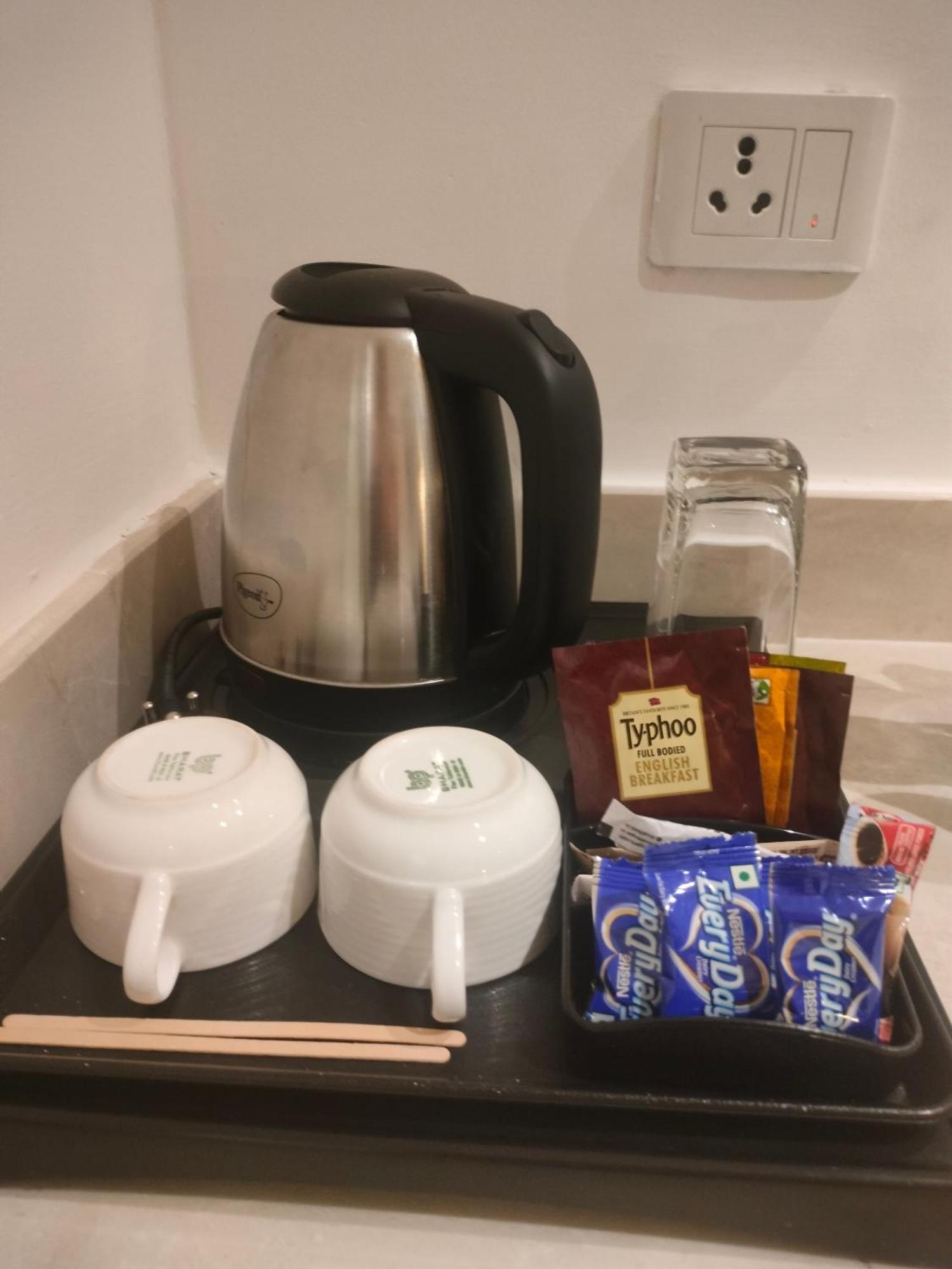 홀리데이 인 찬디가르 판치쿨라 호텔 판체쿠라 외부 사진 A kettle with tea bags and cups